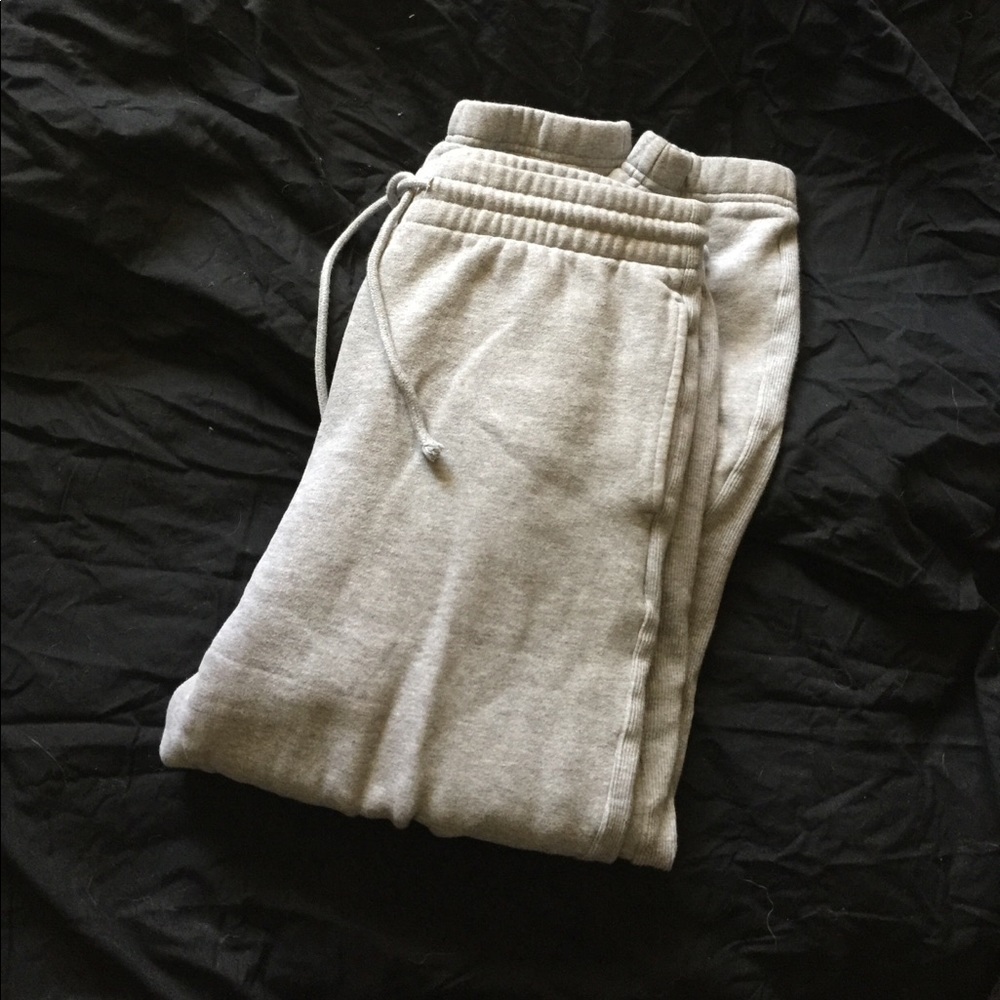 Aritzia CF boyfriend sweatpants in Heather Dover Grey. Size L